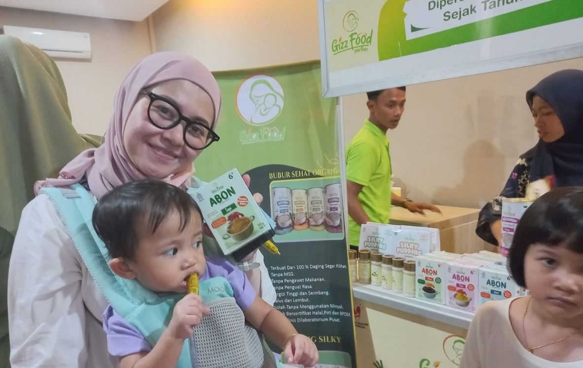 Bunda dan bayi di booth Gizzfood